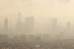 Fitch: Οι χώρες που ρυπαίνουν λιγότερο κινδυνεύουν περισσότερο από την κλιματική αλλαγή και το χρέος