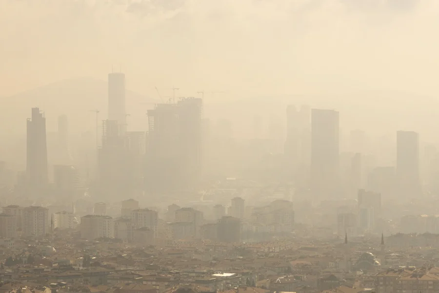 Fitch: Οι χώρες που ρυπαίνουν λιγότερο κινδυνεύουν περισσότερο από την κλιματική αλλαγή και το χρέος