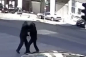 Το βίντεο-σοκ από άγριο καβγά στη μέση της Αχαρνών -Ο 41χρονος επιτέθηκε με κράνος και ο 70χρονος έβγαλε μαχαίρι