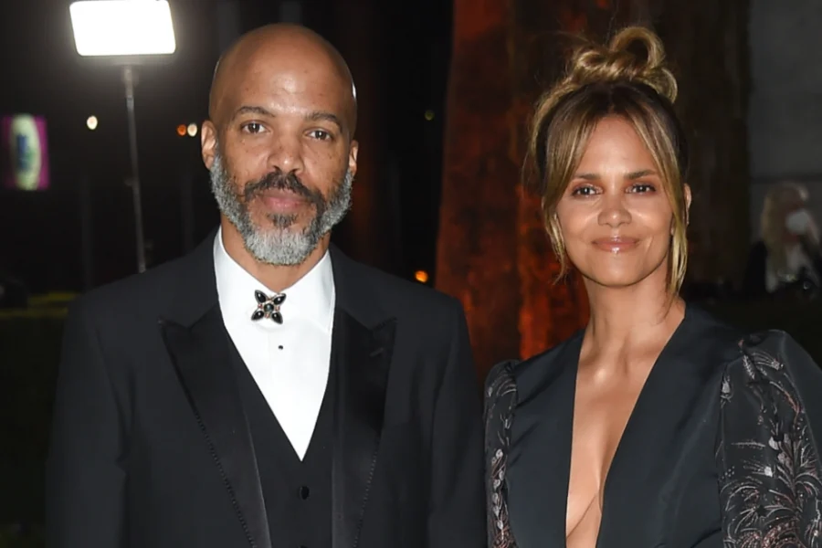 Η Χάλι Μπέρι αρραβωνιάστηκε με τον Βαν Χαντ και το επιβεβαίωσε δείχνοντας το μονόπετρό της