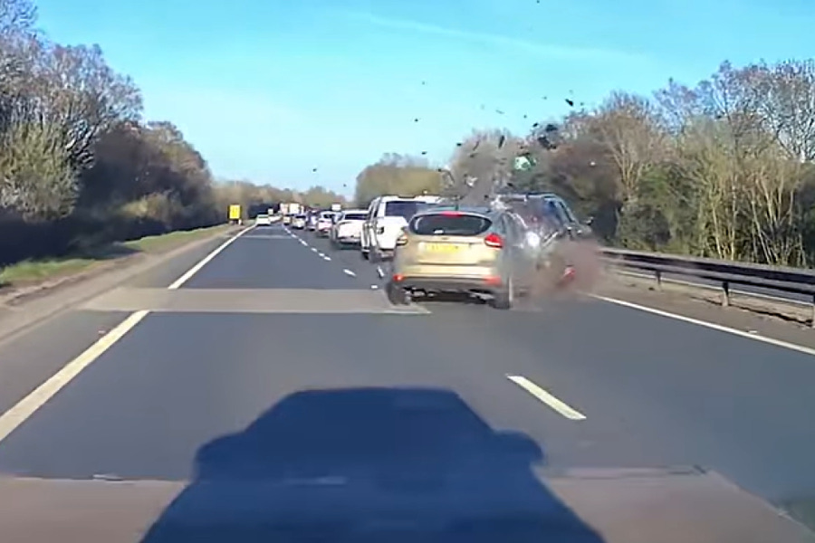 Οδηγός στη Βρετανία έπεσε αφρενάριστος σε οχήματα επειδή έπαιζε τζόγο με το κινητό