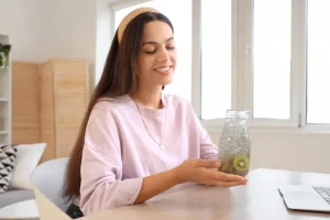 Από το νερό με σπόρους chia μέχρι την κομπούχα: Τι βοηθά πραγματικά το έντερο; Ειδικοί απαντούν