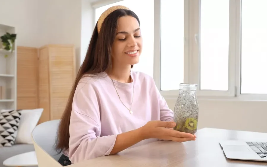Από το νερό με σπόρους chia μέχρι την κομπούχα: Τι βοηθά πραγματικά το έντερο; Ειδικοί απαντούν