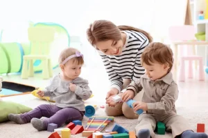 Νταντάδες της γειτονιάς: Ποιοι μπορούν να λάβουν τα 500 ευρώ και πώς λειτουργεί το πρόγραμμα