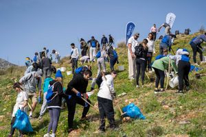 Εθελοντές-εργαζόμενοι της AEGEAN γιόρτασαν την αγάπη… διαφορετικά, με δενδροφύτευση στον Υμηττό