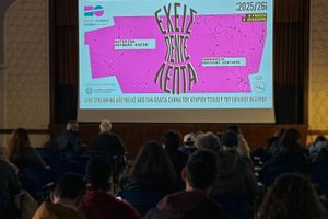 Η παράσταση «έχεις πέντε λεπτά» του Εθνικού Θεάτρου ταξίδεψε στα Κύθηρα με την ενέργεια της ΔΕΗ