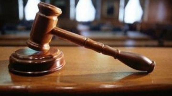 Λος Άντζελες: Νεαρός καταδικάστηκε σε φυλάκιση 45 ημερών επειδή έδωσε μια γουλιά αλκοόλ σε ένα πουλί