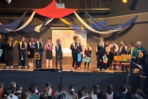 (ΦΩΤΟ – ΒΙΝΤΕΟ) Συγκίνησαν οι μαθητές δημοτικού στην εκδήλωση για το Νίκο Ξυλούρη – Χόρεψαν και τραγούδησαν στις Αρχάνες