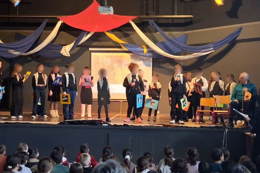 (ΦΩΤΟ – ΒΙΝΤΕΟ) Συγκίνησαν οι μαθητές δημοτικού στην εκδήλωση για το Νίκο Ξυλούρη – Χόρεψαν και τραγούδησαν στις Αρχάνες