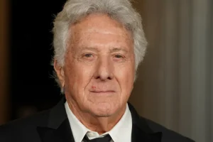 «Time Out»: Ο Σκοτ Κούπερ ενώνει ξανά τους Ντάστιν Χόφμαν και Άνταμ Σάντλερ