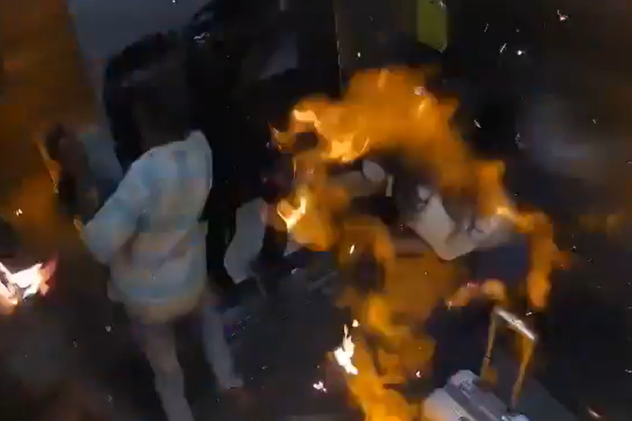 ΒΙΝΤΕΟ – Τρομακτικό ατύχημα στην Ινδία: Μπαλόνια γεμάτα αέριο εξερράγησαν και πήραν φωτιά μέσα σε ασανσέρ