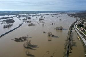 Αγωνία και επιφυλακή στον Έβρο, μάχη με τα νερά σε Λάβαρα και γύρω περιοχές