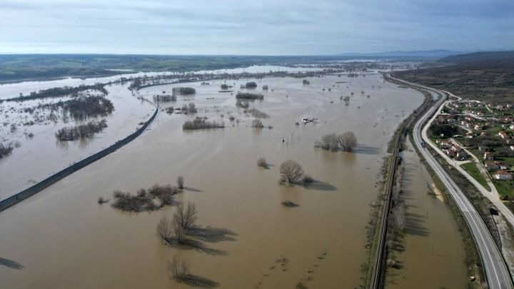 Αγωνία και επιφυλακή στον Έβρο, μάχη με τα νερά σε Λάβαρα και γύρω περιοχές