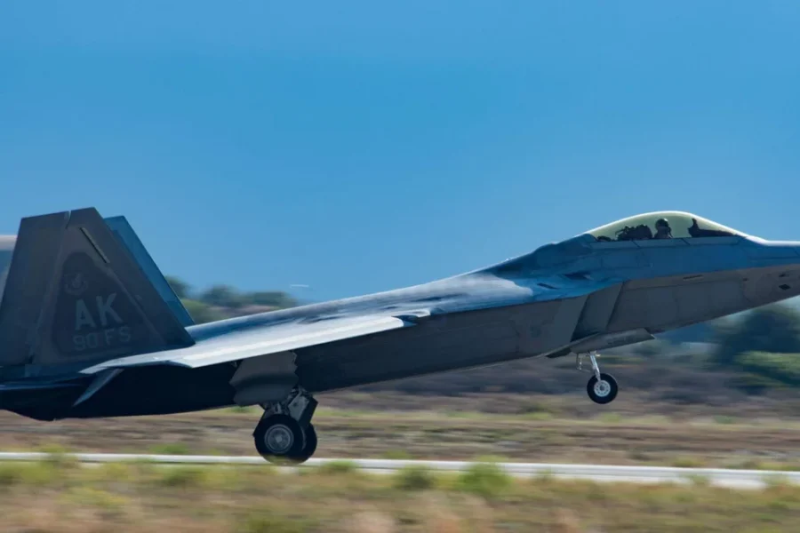 Σε τεντωμένο σχοινί η Μ. Ανατολή: Ο Τραμπ συγκεντρώνει πρωτοφανή στρατιωτική δύναμη και απειλεί το Ιράν