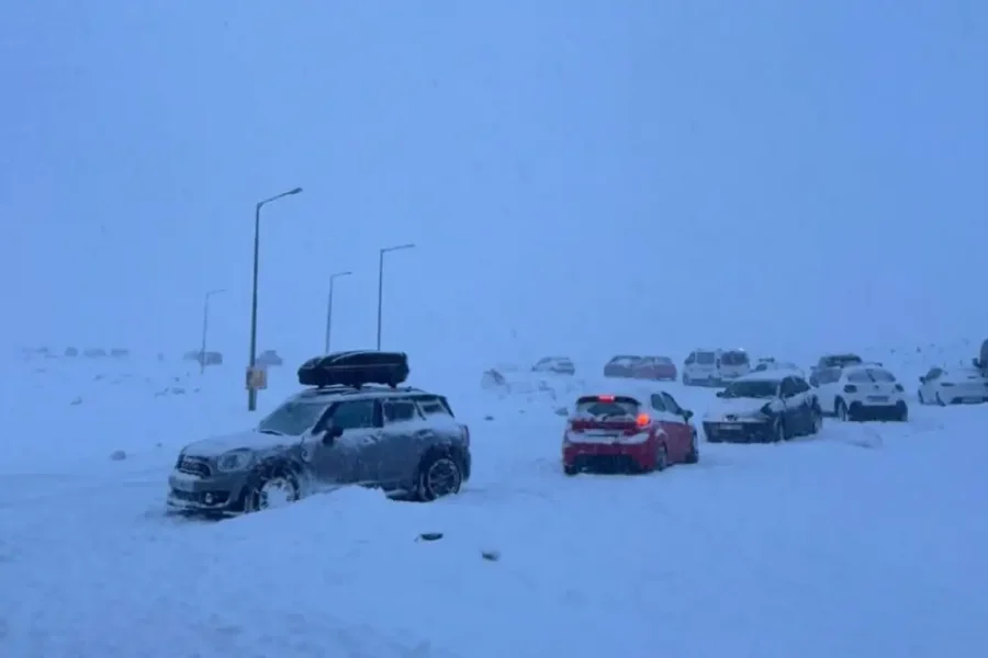 Δράμα: Πάνω από 100 άτομα έχουν εγκλωβιστεί στο χιονοδρομικό κέντρο Φαλακρού, ανάμεσά τους κι ένα βρέφος