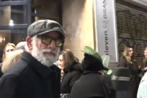 Πέτρος Φιλιππίδης: «Είσαι καλά παιδί μου;» είπε ενοχλημένος σε δημοσιογράφο σε βραδινή του έξοδο