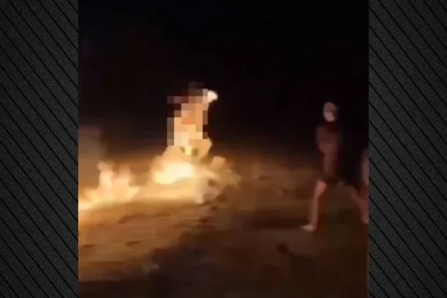 Συγκλονιστικό βίντεο: Νεαρός στη Φλόριντα έβαλε φωτιά σε φίλο του με βενζίνη ενώ γελούσε