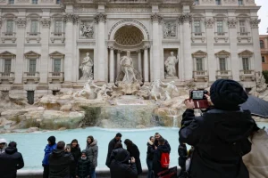 Εισιτήριο 2 ευρώ θα πληρώνουν από σήμερα οι τουρίστες στη Ρώμη για να δουν από κοντά τη «Φοντάνα ντι Τρέβι»