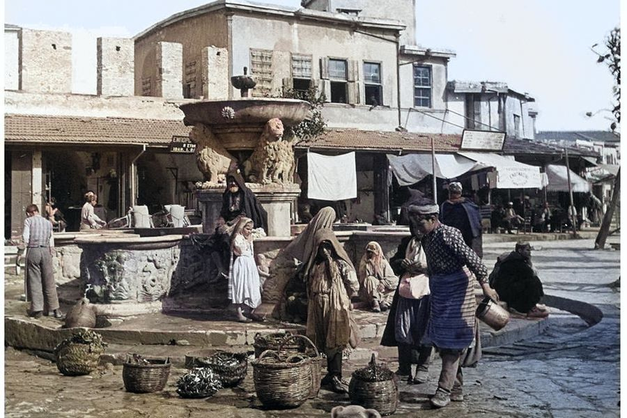 Κρητικοί και Οθωμανοί πλένουν ρούχα και παίρνουν νερό από τα Λιοντάρια!