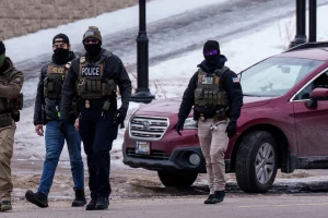 Ο Τραμπ αποσύρει 700 πράκτορες της ICE από τη Μινεσότα