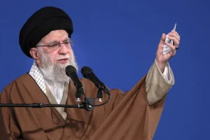 Βίντεο: Η στιγμή του φονικού χτυπήματος στο παλάτι του Χαμενεΐ – Πώς τον εντόπισε η CIA