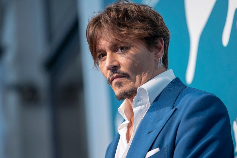 Αγνώριστος ο Τζόνι Ντεπ στις πρώτες φωτογραφίες ως Εμπενίζερ Σκρουτζ για το «Ebenezer: A Christmas Carol»