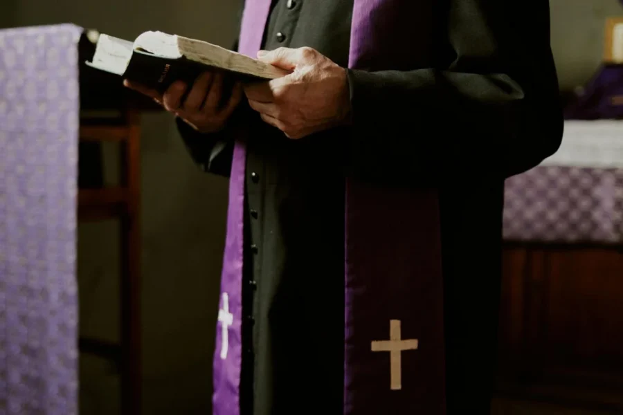 Πολωνία: Eπίσκοπος δικάζεται για συγκάλυψη σεξουαλικής κακοποίησης παιδιών από ιερείς -Ένας φέρεται ότι κακοποίησε 95