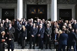 (ΦΩΤΟ- ΒΙΝΤΕΟ) Ήταν όλοι εκεί στο «αντίο» στην Ελένη Γλύκατζη-Αρβελέρ