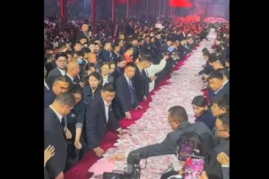 Αφεντικό στην Κίνα “τρελάθηκε” και μοίρασε μπόνους 22 εκατ. ευρώ στους εργαζόμενους του