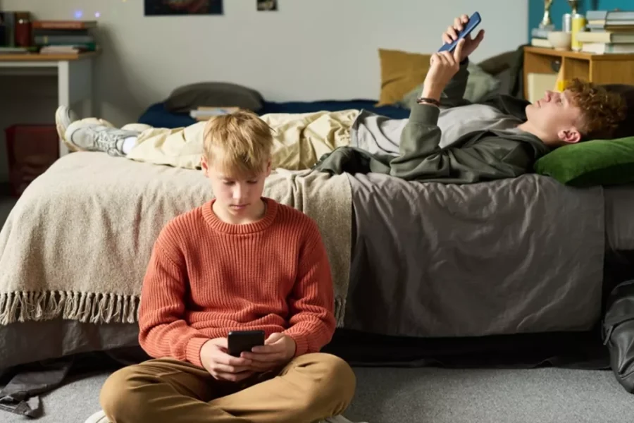 Γεμάτοι στρες οι σημερινοί έφηβοι – Βοηθά πολύ εάν «ξεκολλήσουν» από τις οθόνες