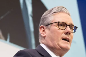 Ο Κιρ Στάρμερ ανακοίνωσε ότι η Βρετανία θα αναπτύξει αεροπλανοφόρα στην Αρκτική μαζί με άλλους συμμάχους του ΝΑΤΟ