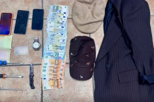 Εξαρθρώθηκε συμμορία που έκλεβε χρήματα από αυτοκίνητα στην Αττική