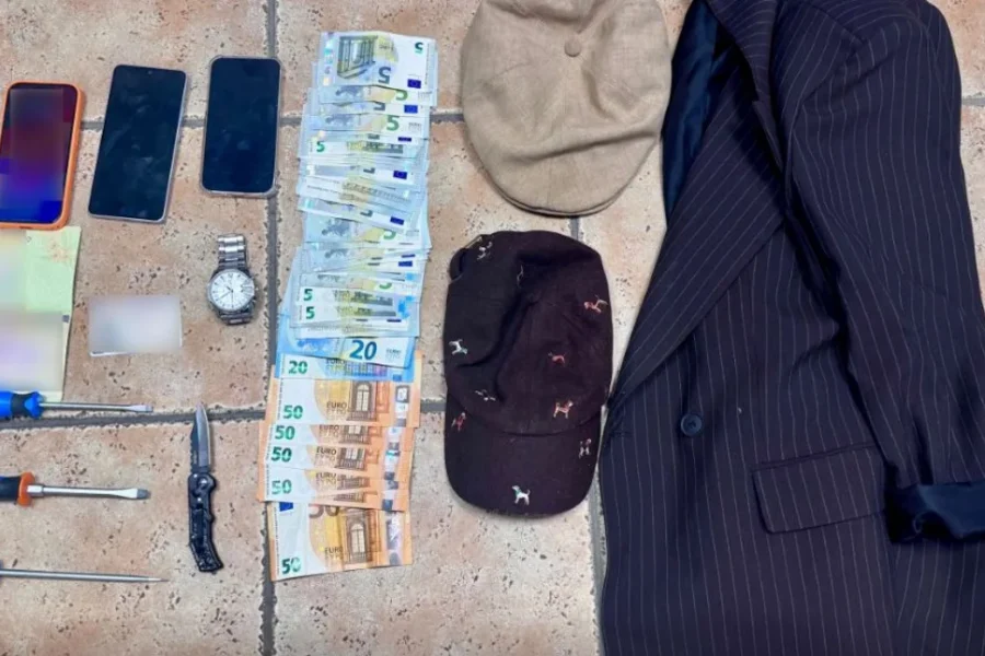 Εξαρθρώθηκε συμμορία που έκλεβε χρήματα από αυτοκίνητα στην Αττική