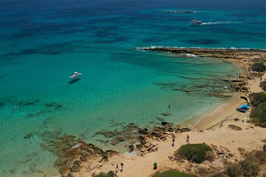 Κουφονήσια: Στοπ στις καντίνες και τις ξαπλώστρες με παρέμβαση Πιερρακάκη