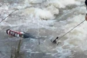 Κοζάνη: Κυνηγοί έσωσαν νεαρό που παρασύρθηκε με τη μηχανή του από ορμητικά νερά, δείτε εικόνες