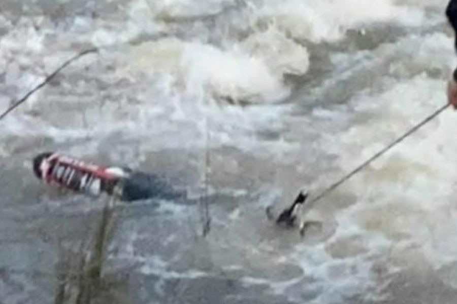 Κοζάνη: Κυνηγοί έσωσαν νεαρό που παρασύρθηκε με τη μηχανή του από ορμητικά νερά, δείτε εικόνες