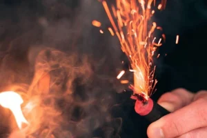 Χειρουργείται ο 17χρονος στην Πτολεμαΐδα μετά την έκρηξη κροτίδας στο χέρι του, τραυματίστηκε σε τρία δάχτυλα