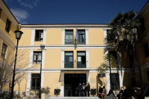 Ζευγάρι επιχείρησε να περάσει δύο μαχαίρια στα δικαστήρια της Ευελπίδων