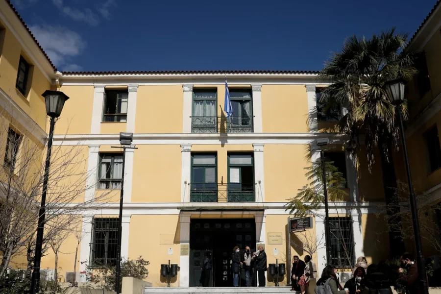 Ζευγάρι επιχείρησε να περάσει δύο μαχαίρια στα δικαστήρια της Ευελπίδων