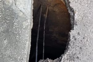 Λακκούβα «παγίδα» σε δρόμο του Ηρακλείου-Έπεσε η ρόδα του αυτοκινήτου της