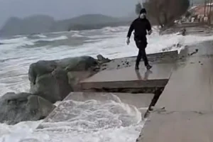 Σαρώνει η κακοκαιρία στην Λήμνο: Υποχώρησε οδόστρωμα στην παραλιακή οδό