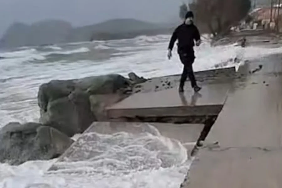 Σαρώνει η κακοκαιρία στην Λήμνο: Υποχώρησε οδόστρωμα στην παραλιακή οδό