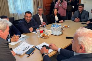 Συνάντηση Αλέξη Καλοκαιρινού με τους Βουλευτές Ηρακλείου – Λειψυδρία και ΒΟΑΚ στο τραπέζι