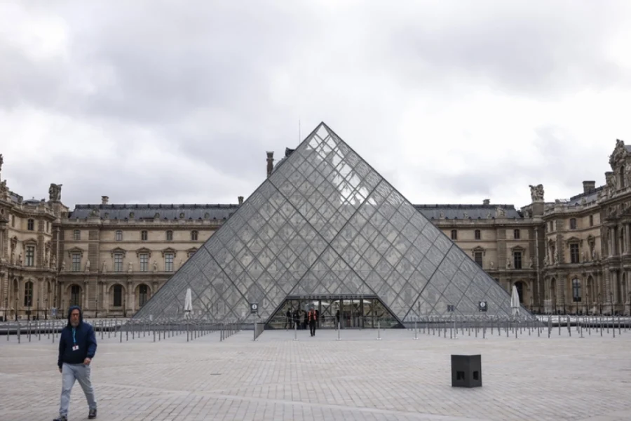 Ξεναγοί και υπάλληλοι σε απάτη 10 εκατ. ευρώ στο Μουσείου του Λούβρου: 9 συλλήψεις για το κύκλωμα με τα εισιτήρια