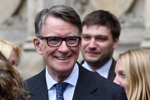 Eλεύθερος αφέθηκε ο πρώην πρεσβευτής Πίτερ Μάντελσον μετά τη σύλληψή του για τις σχέσεις του με τον Έπστιν