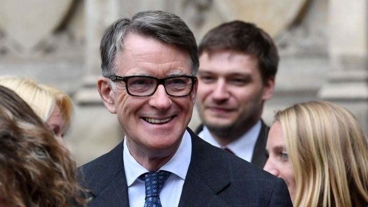 Eλεύθερος αφέθηκε ο πρώην πρεσβευτής Πίτερ Μάντελσον μετά τη σύλληψή του για τις σχέσεις του με τον Έπστιν