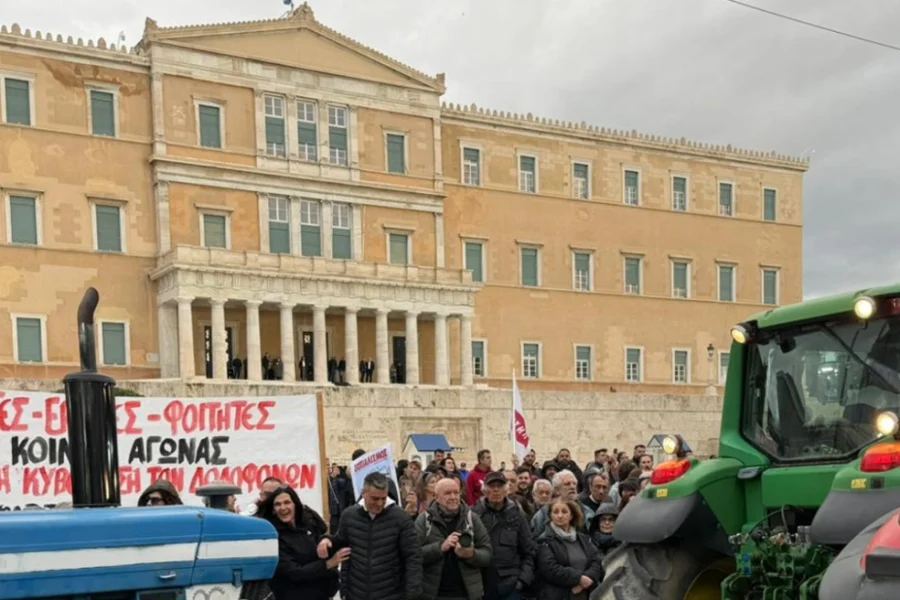 Έξω από τη Βουλή έφτασαν τα τρακτέρ, κλειστό το κέντρο: Live το αγροτικό συλλαλητήριο στην Αθήνα