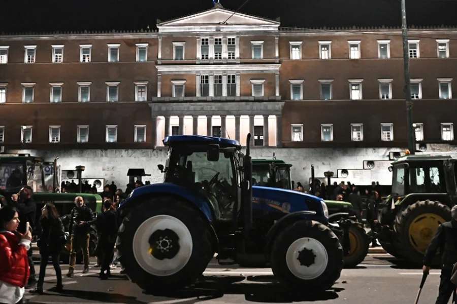 Παρατεταγμένα τα τρακτέρ έξω από τη Βουλή, οι αγρότες θα διανυκτερεύσουν στο Σύνταγμα