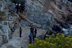 Η Ύδρα γίνεται κινηματογραφικό σκηνικό για νέα ταινία με τον Μπραντ Πιτ, στήνουν φώτα σε παραλία, δείτε βίντεο