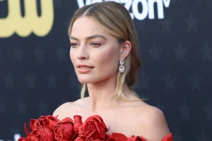 Η Μάργκοτ Ρόμπι δέχτηκε δώρο από συμπρωταγωνιστή της βιβλίο που της έλεγε «να τρώει λιγότερο»